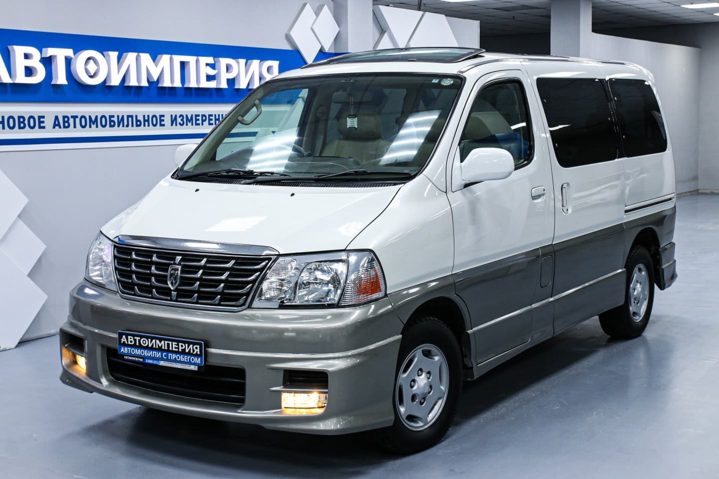 Toyota Grand HiAce 3